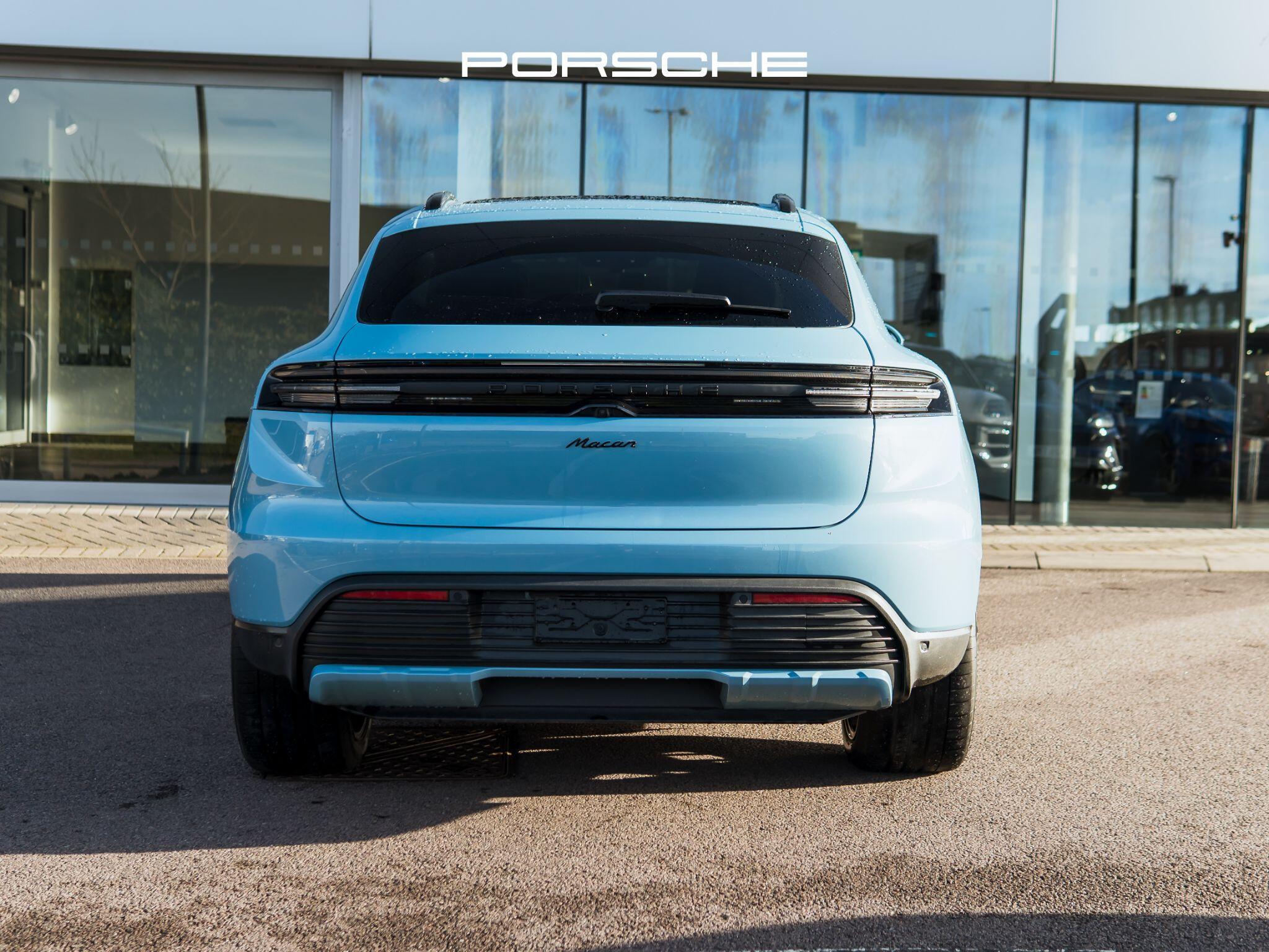 Porsche Macan view 4