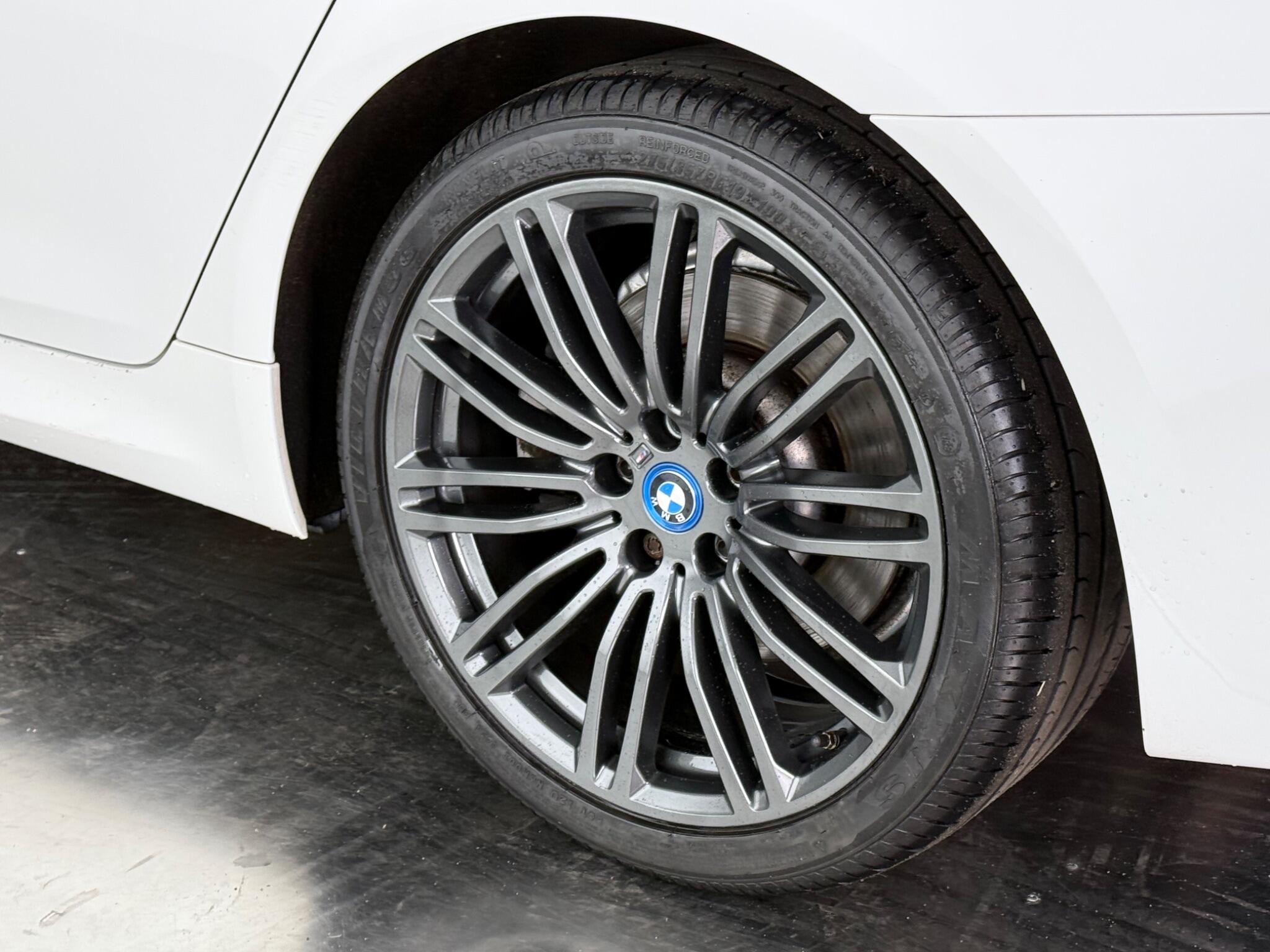 BMW 5 Series view 8