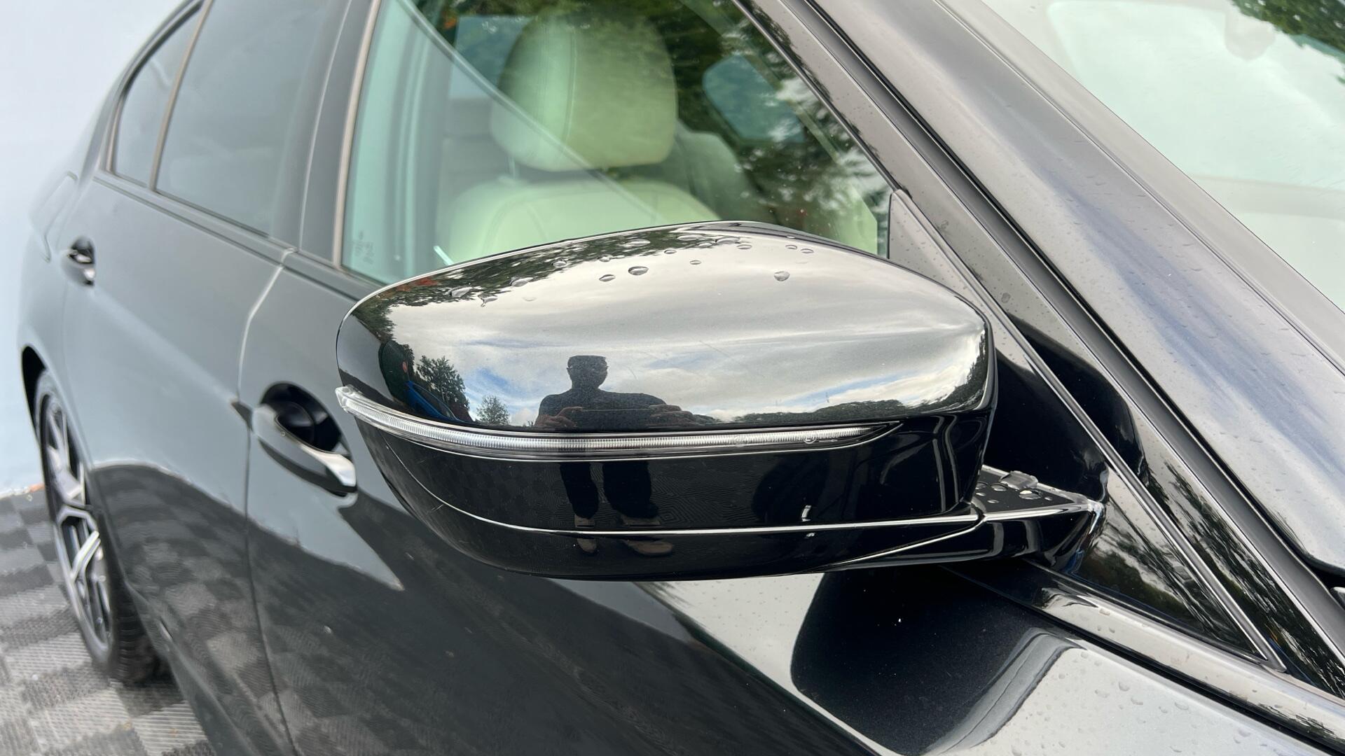 BMW 5 Series view 26