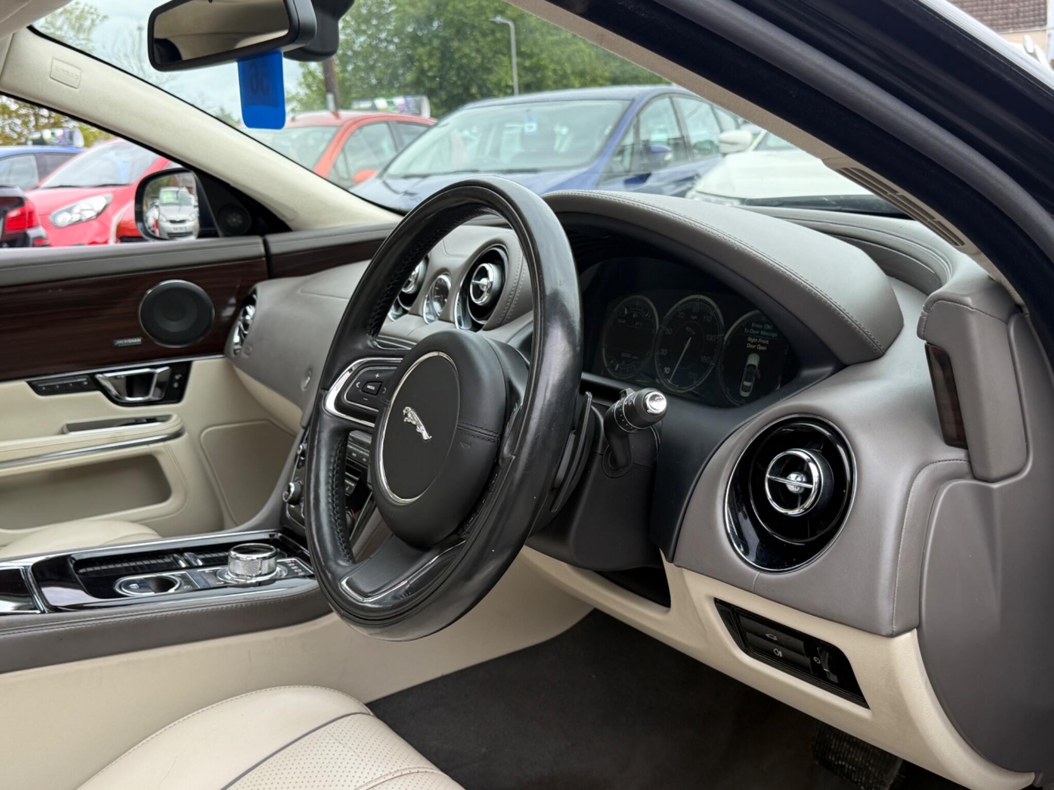 Jaguar XJ - Image 39