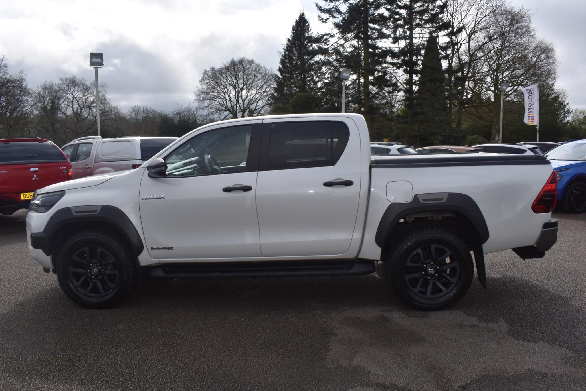 Hilux - 2.8 D-4D Invincible X 4WD Euro 6 (s/s) 4dr - Image 13