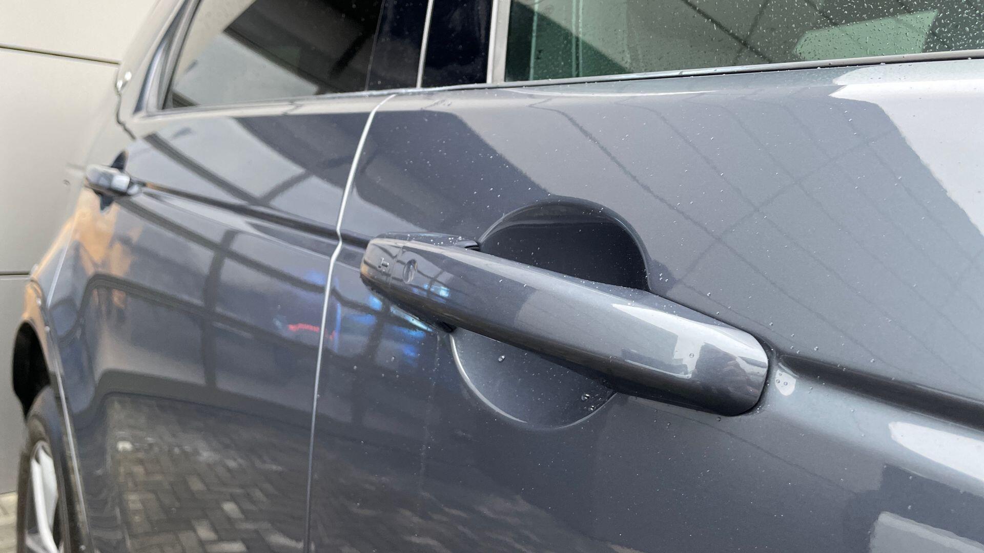 Land Rover Discovery Sport view 34