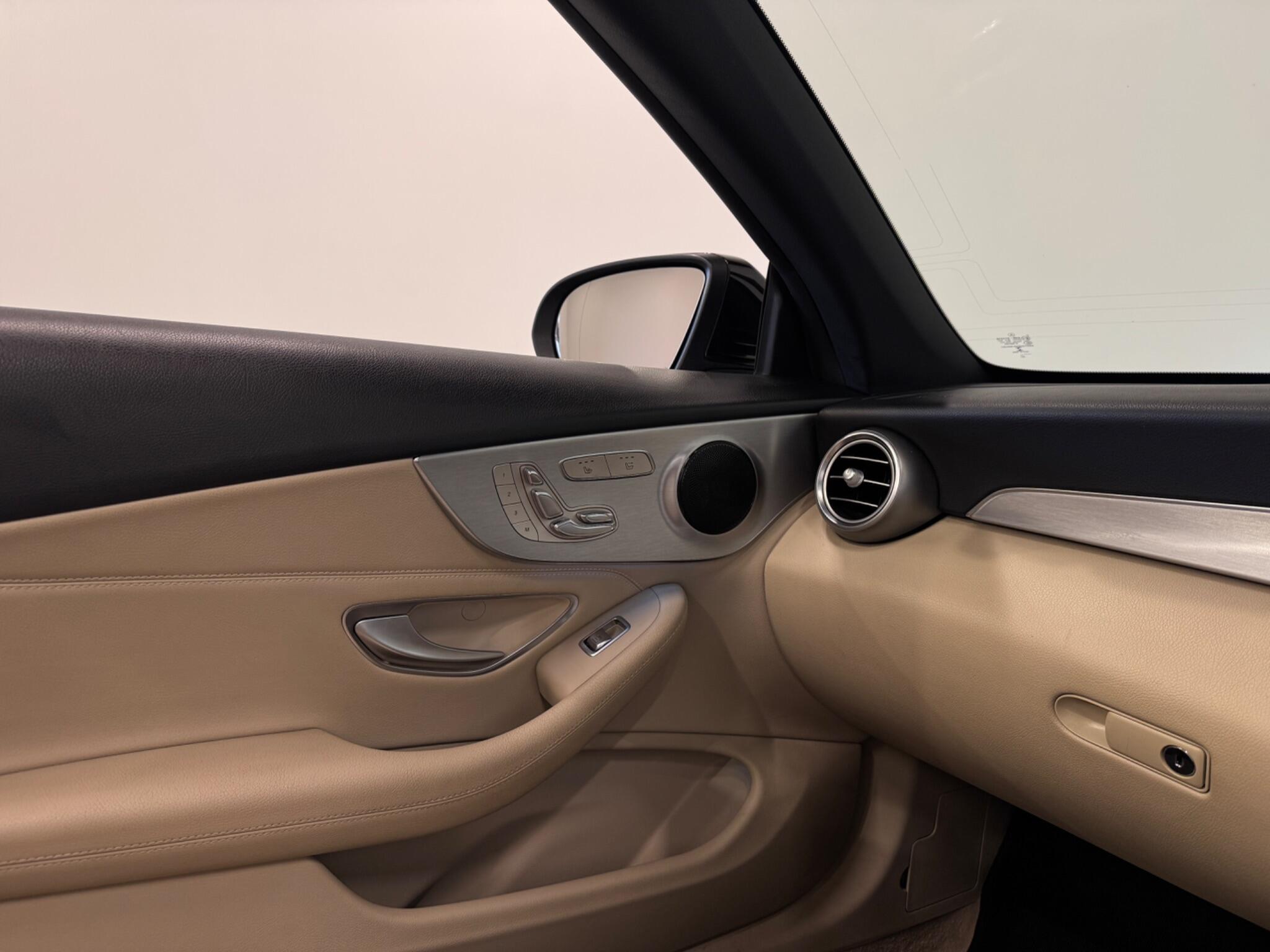 Mercedes-Benz C-Class view 25
