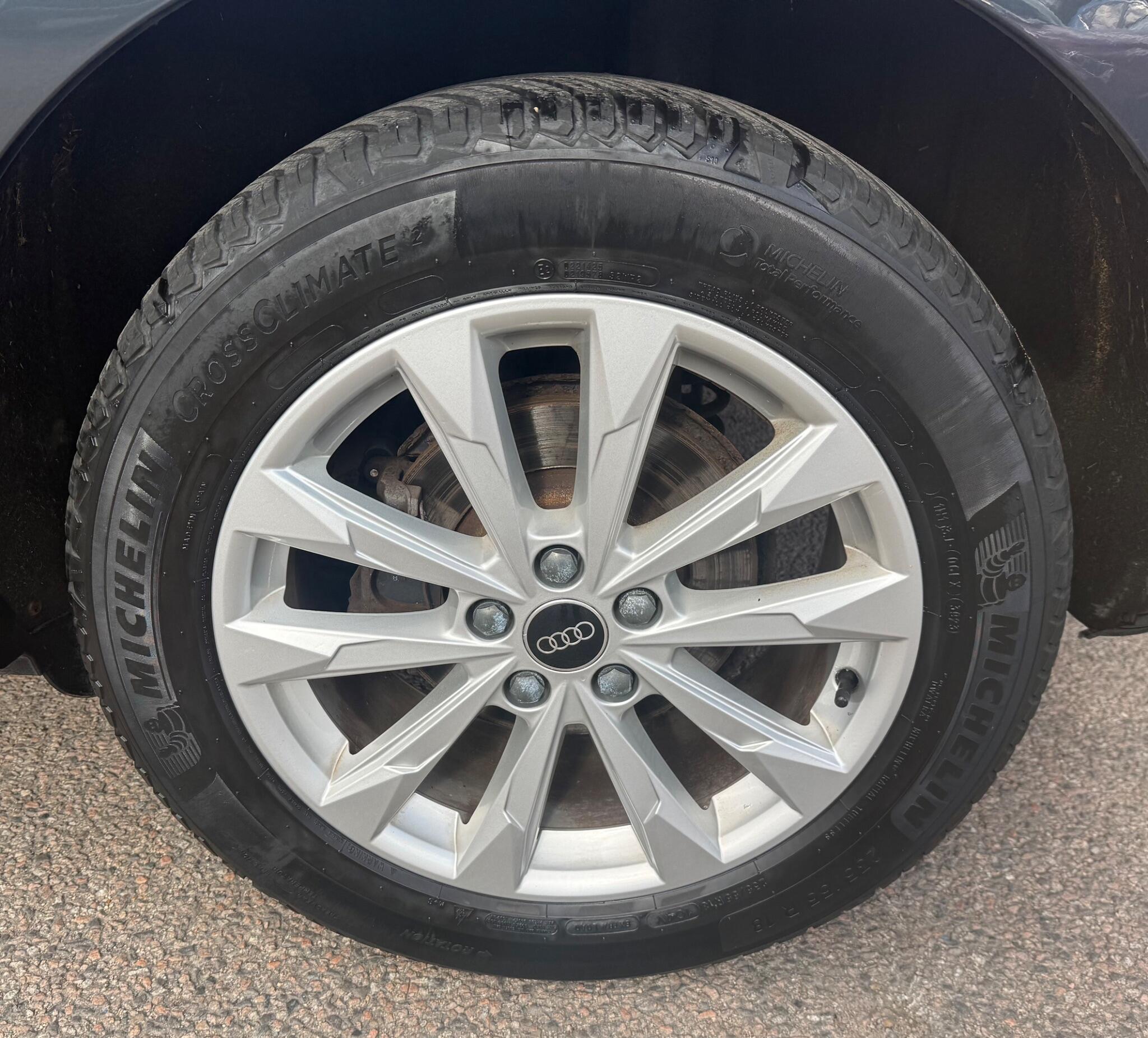 Audi Q3 view 12