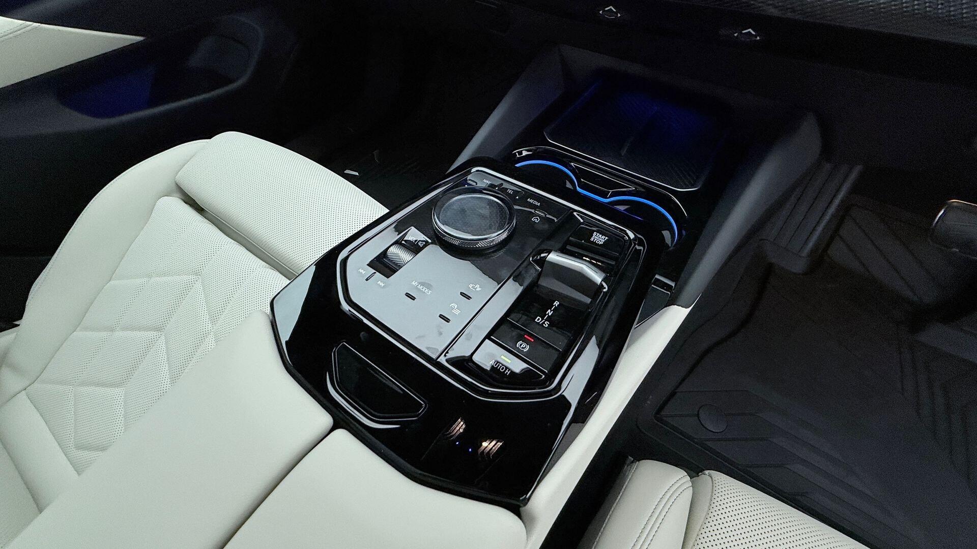 BMW 5 Series view 10