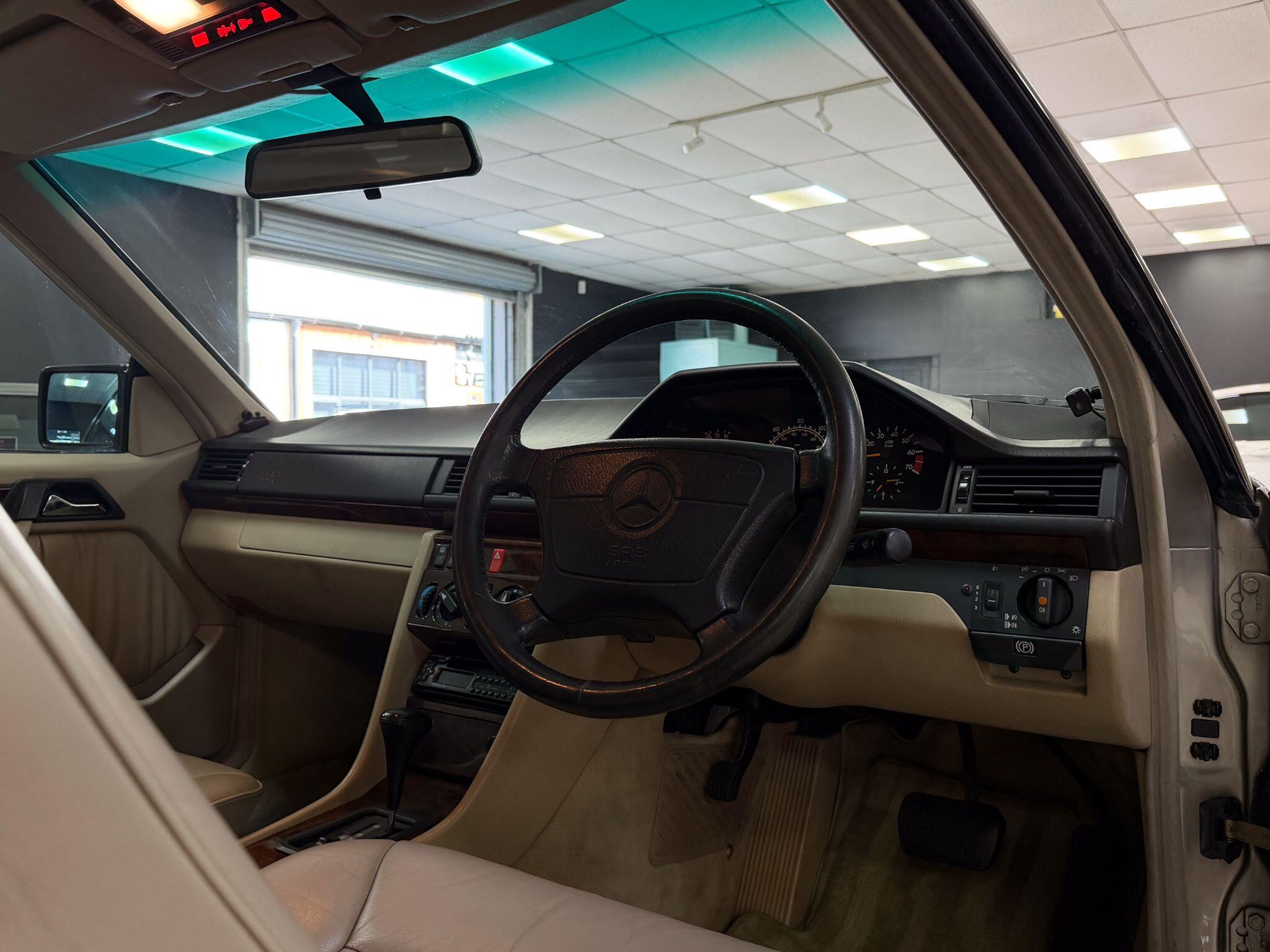 Mercedes-Benz E Class view 19