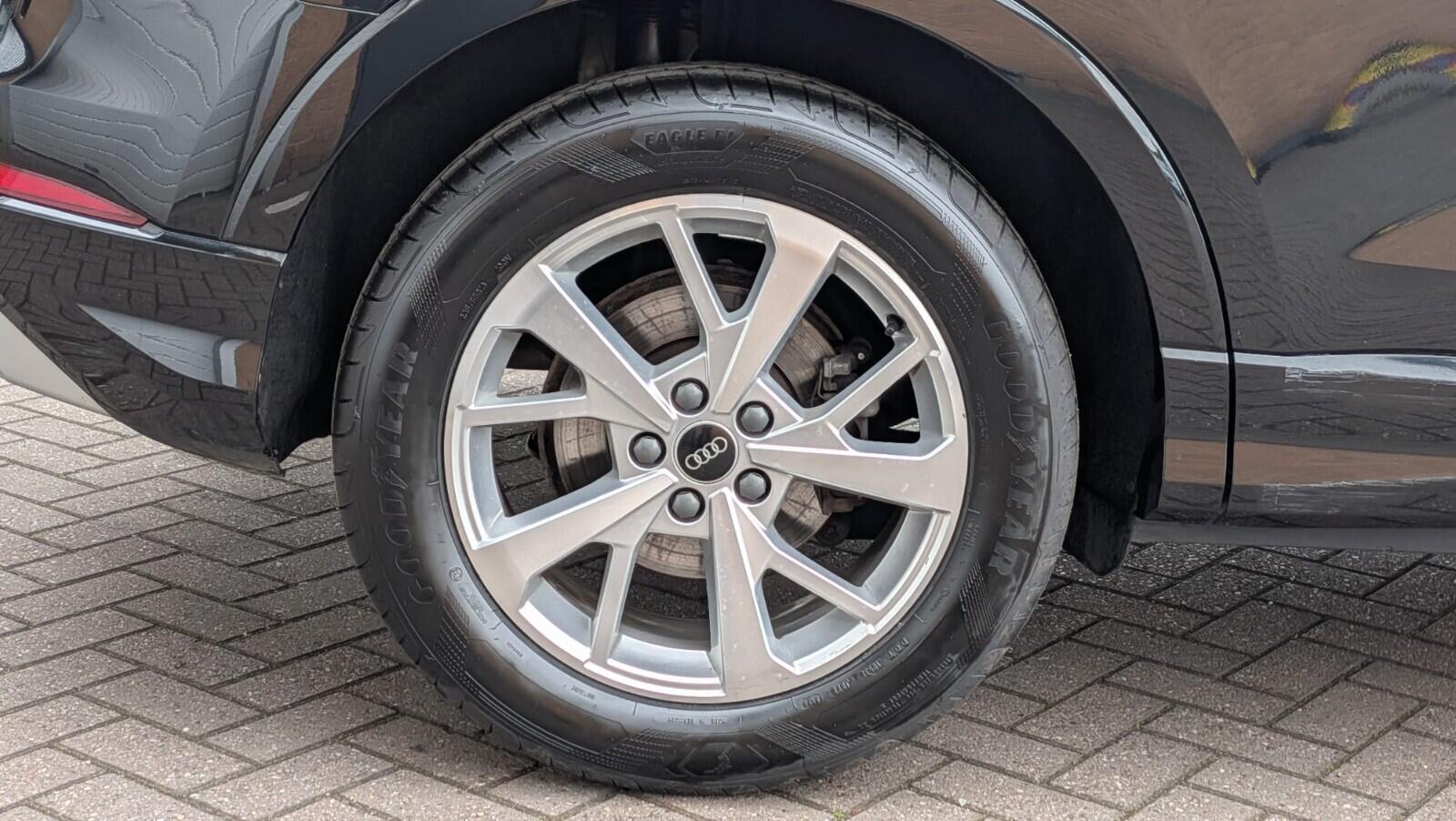 Audi Q3 view 11