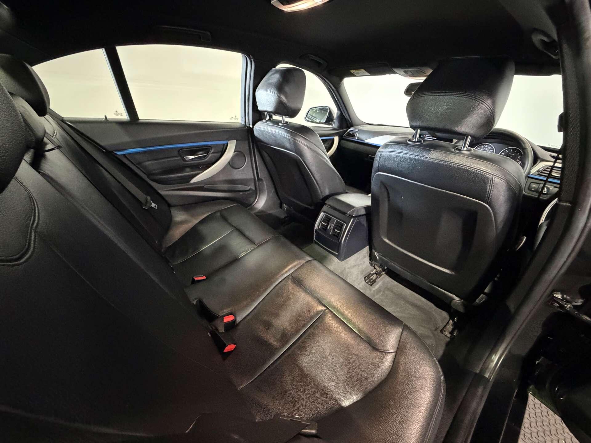 BMW 3 Series view 44