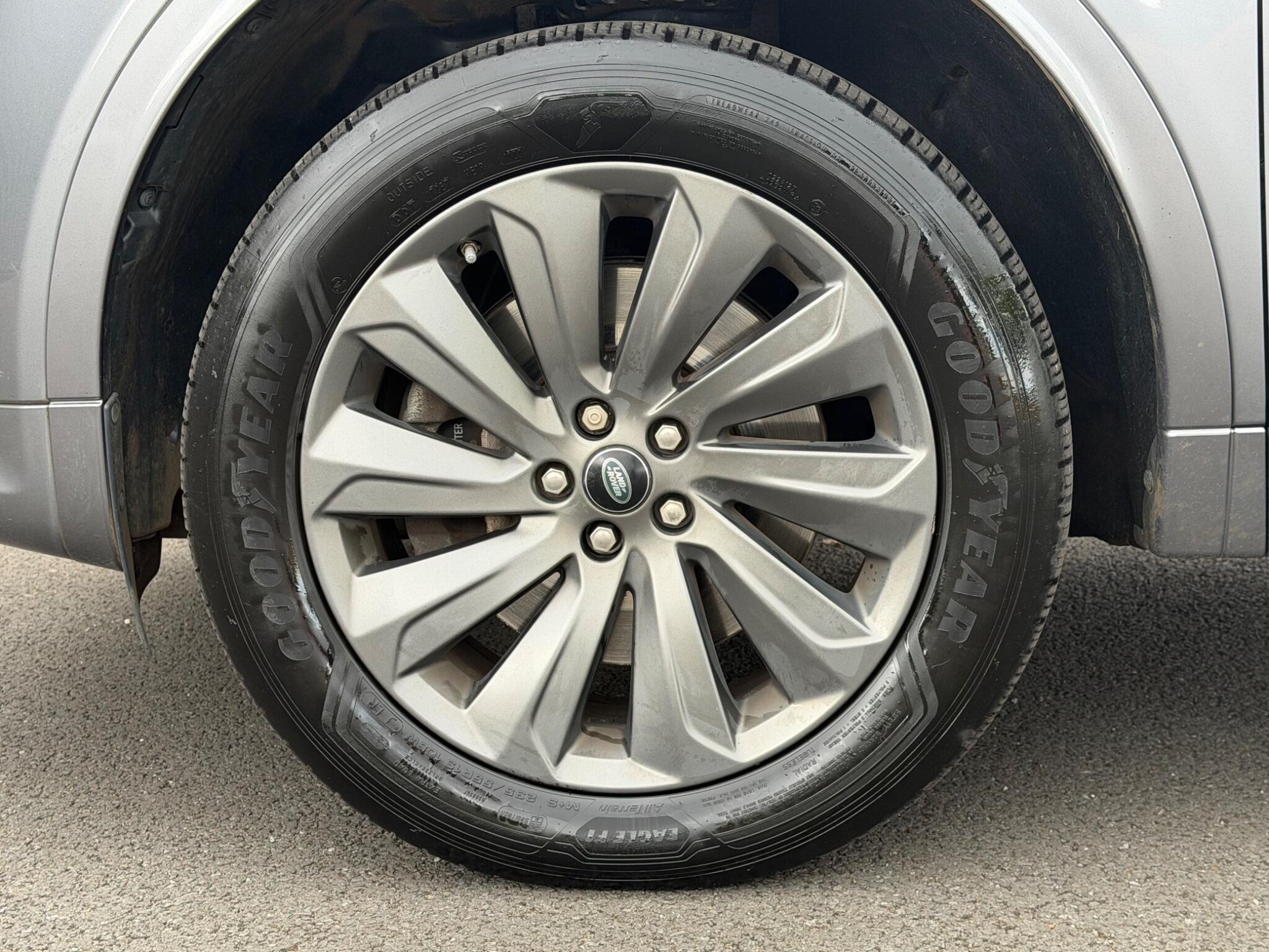 Land Rover Discovery Sport view 26