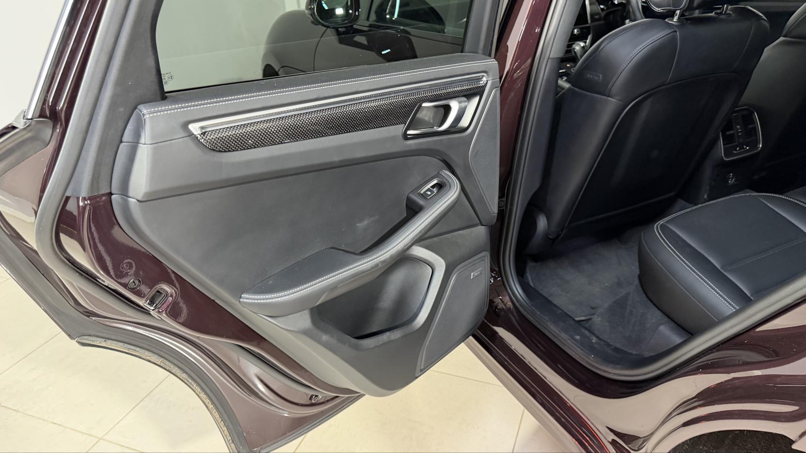 Porsche Macan view 19