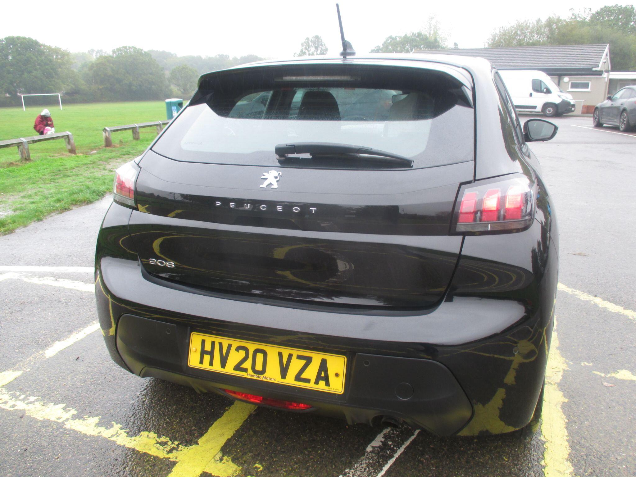 Peugeot 208 view 9