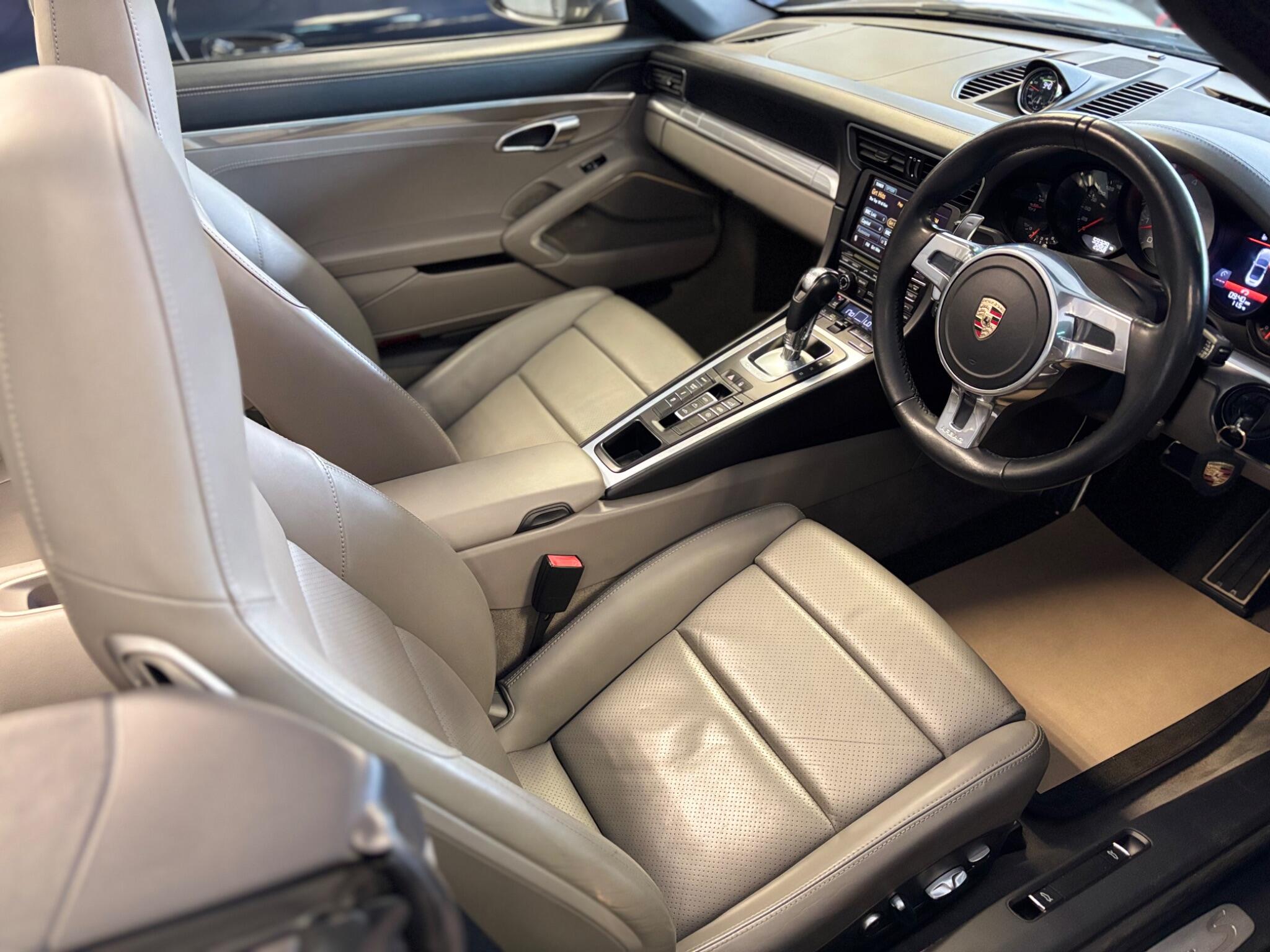 Porsche 911 view 25