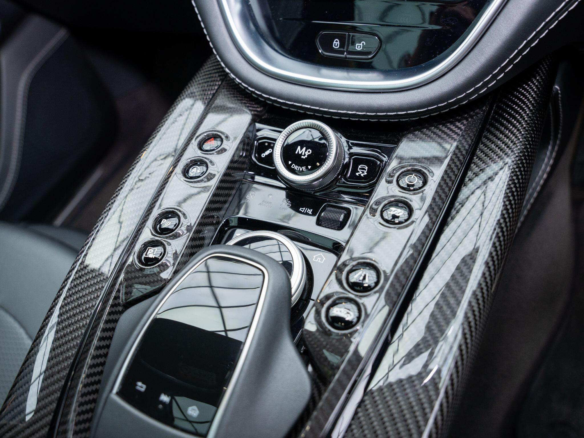 Aston Martin DBX view 27