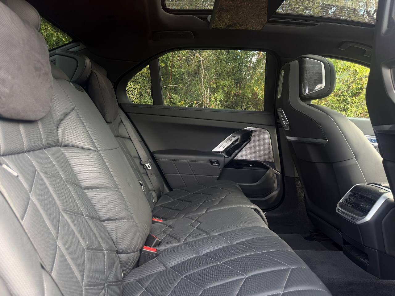 BMW 7 Series view 19