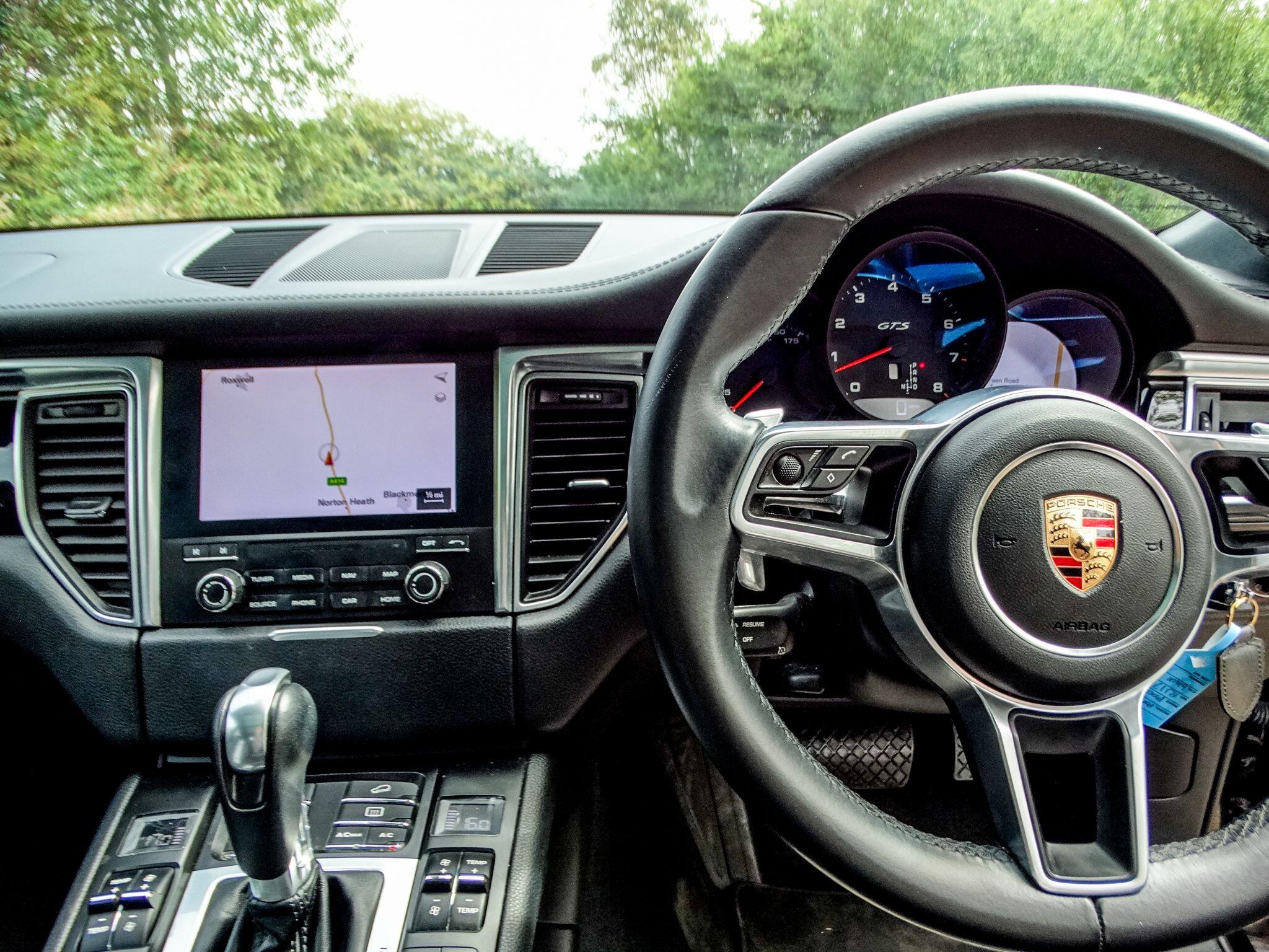 Porsche Macan view 8