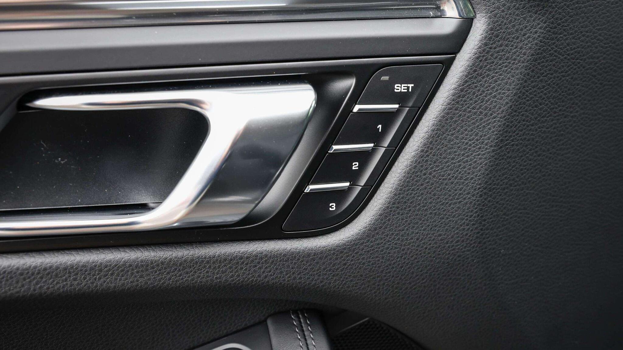 Porsche Macan view 29