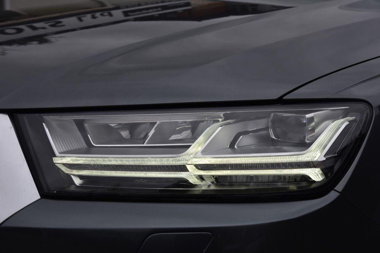 Audi Q7 view 12