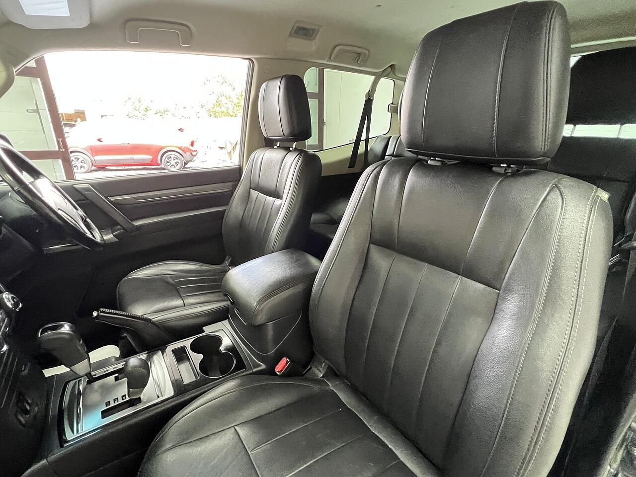 Mitsubishi Shogun view 16
