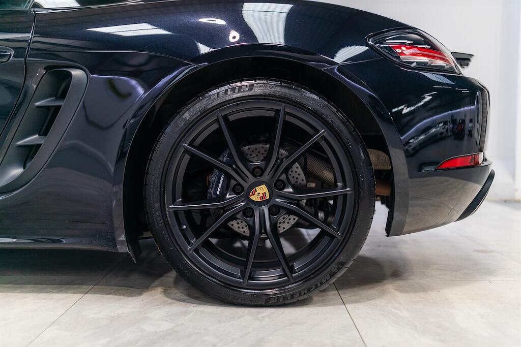Porsche Cayman view 14