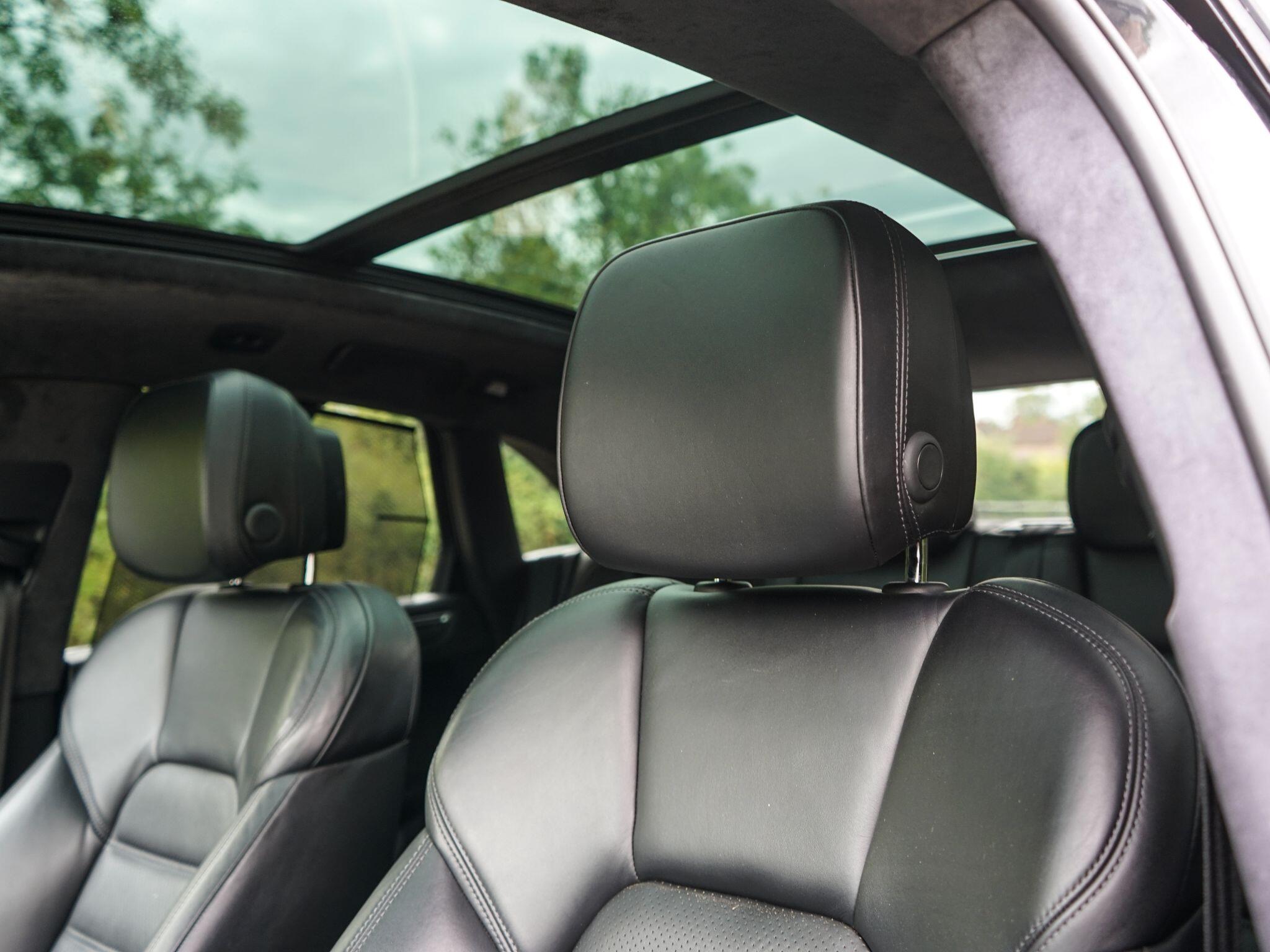 Porsche Macan view 12