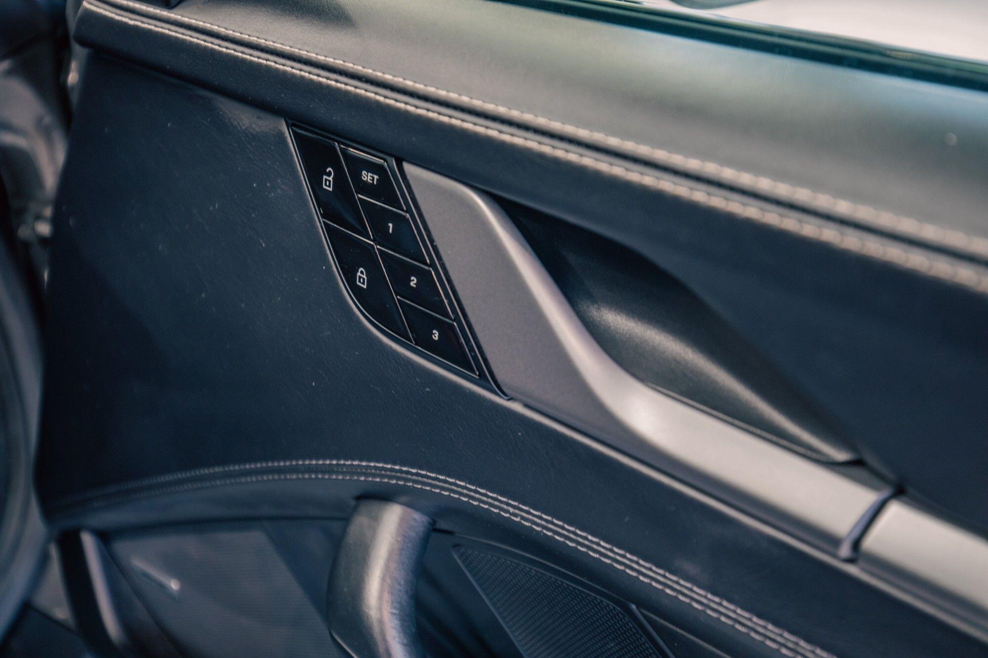 Porsche 911 view 14
