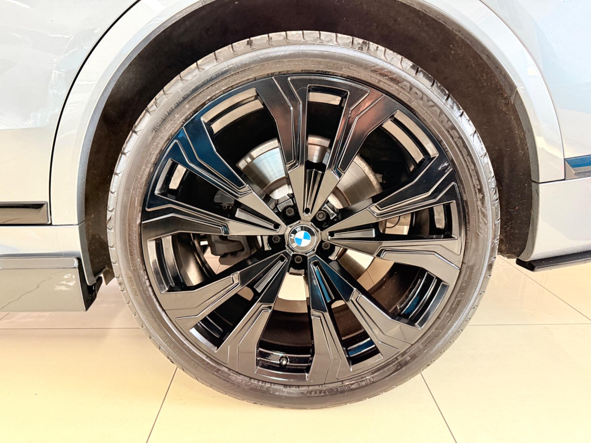BMW X7 view 47