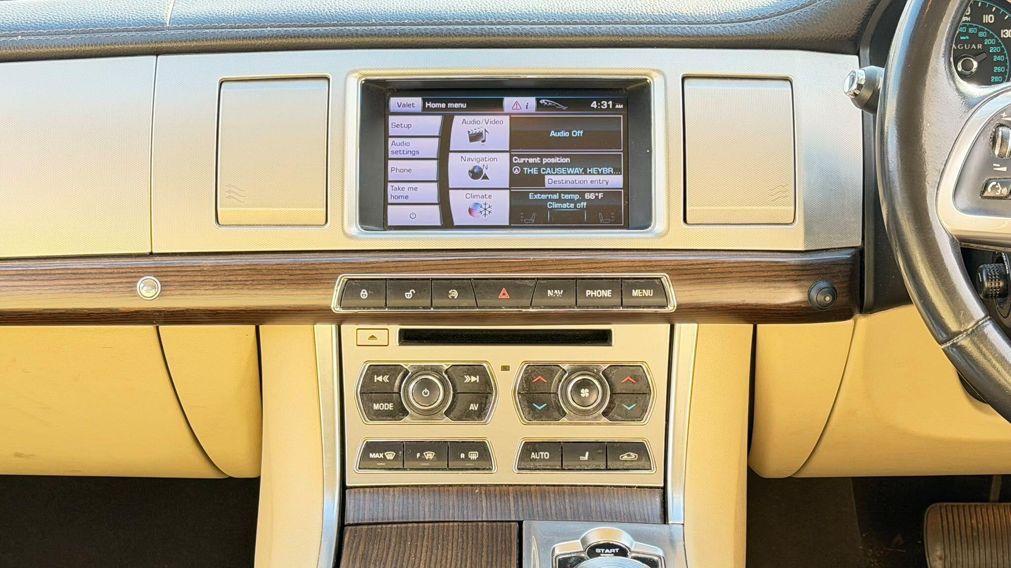 Jaguar XF view 19