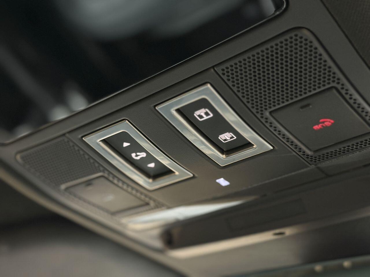 Land Rover Defender 110 view 61