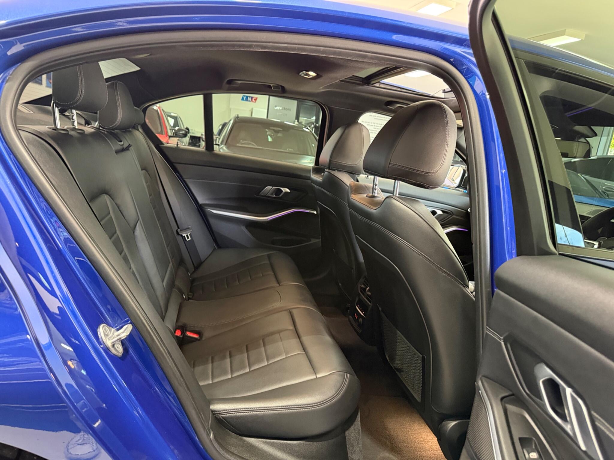BMW 3 Series view 32