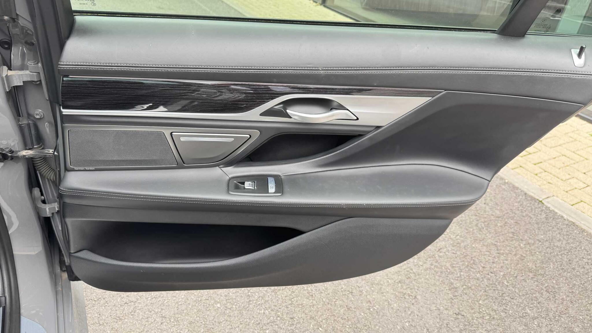 BMW 7 Series view 20