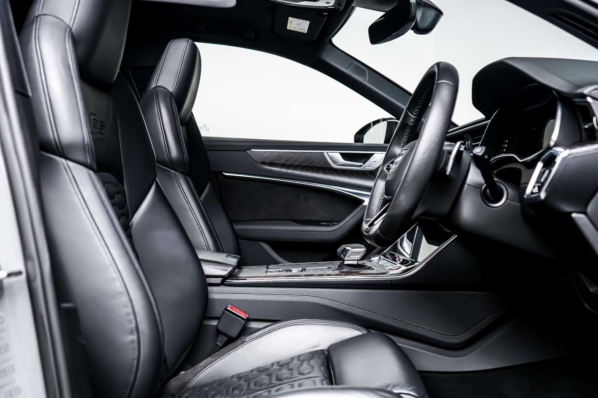 Audi RS6 Avant view 6