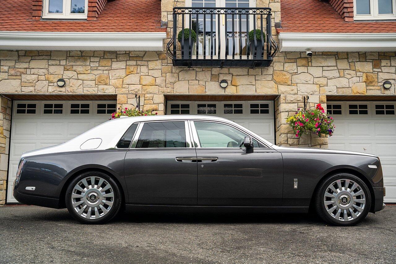 Rolls-Royce Phantom view 3