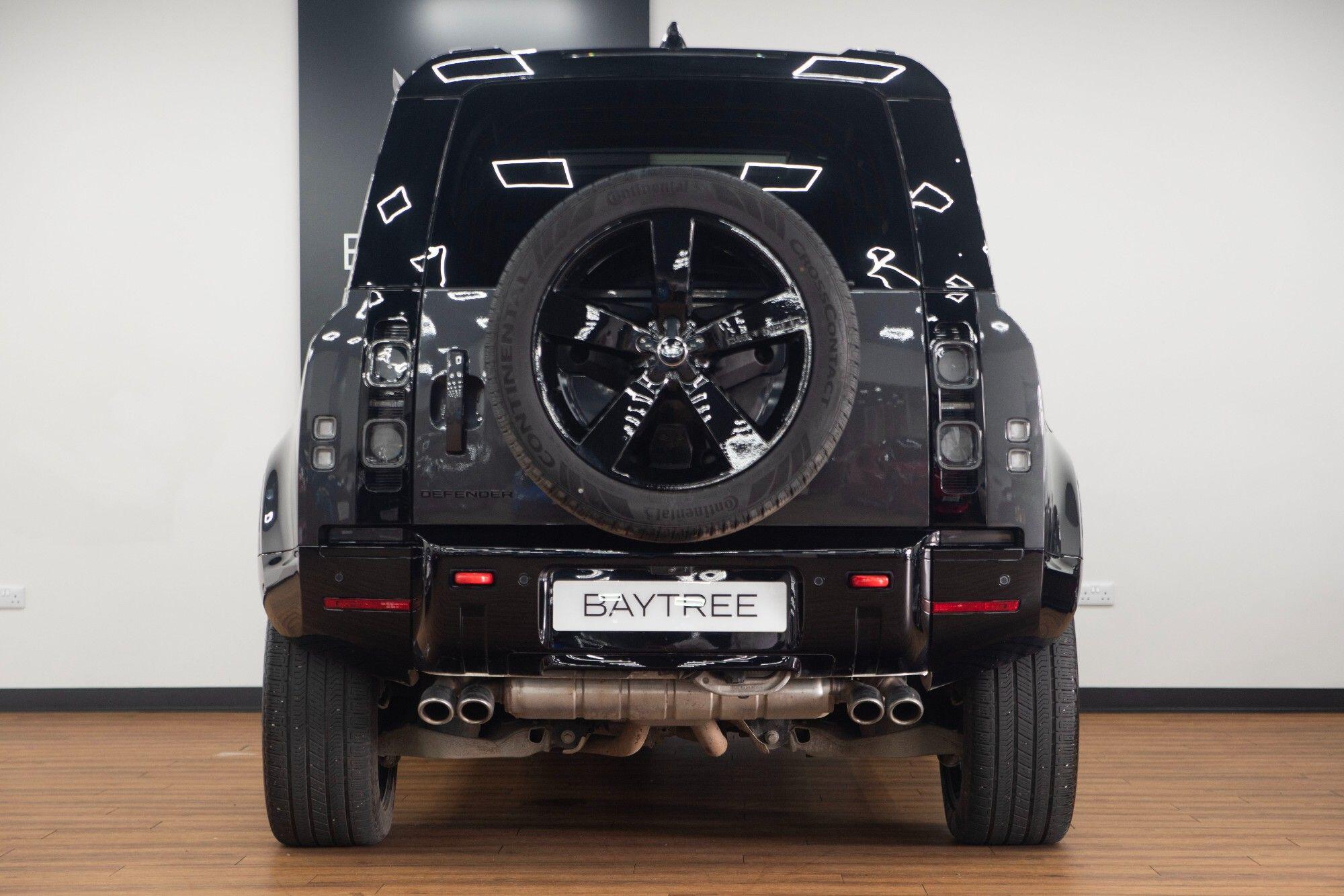 Land Rover Defender 110 view 16
