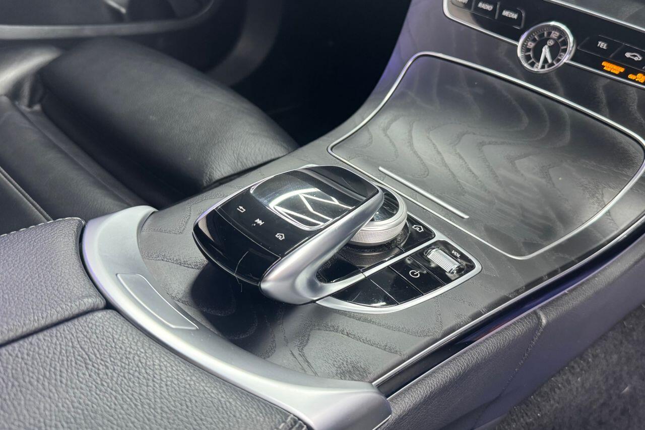 Mercedes-Benz C-Class view 28