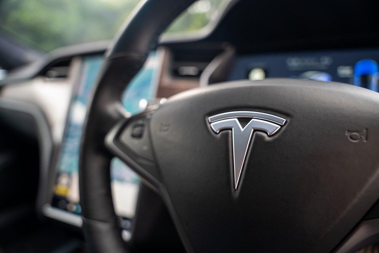 Tesla Model S view 40