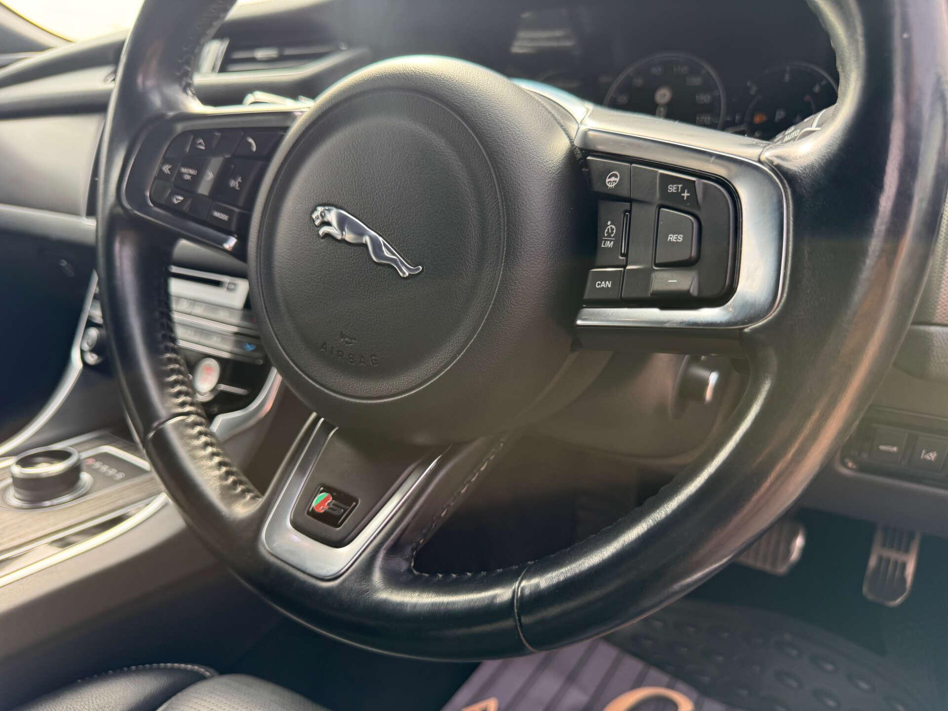 Jaguar XF view 29