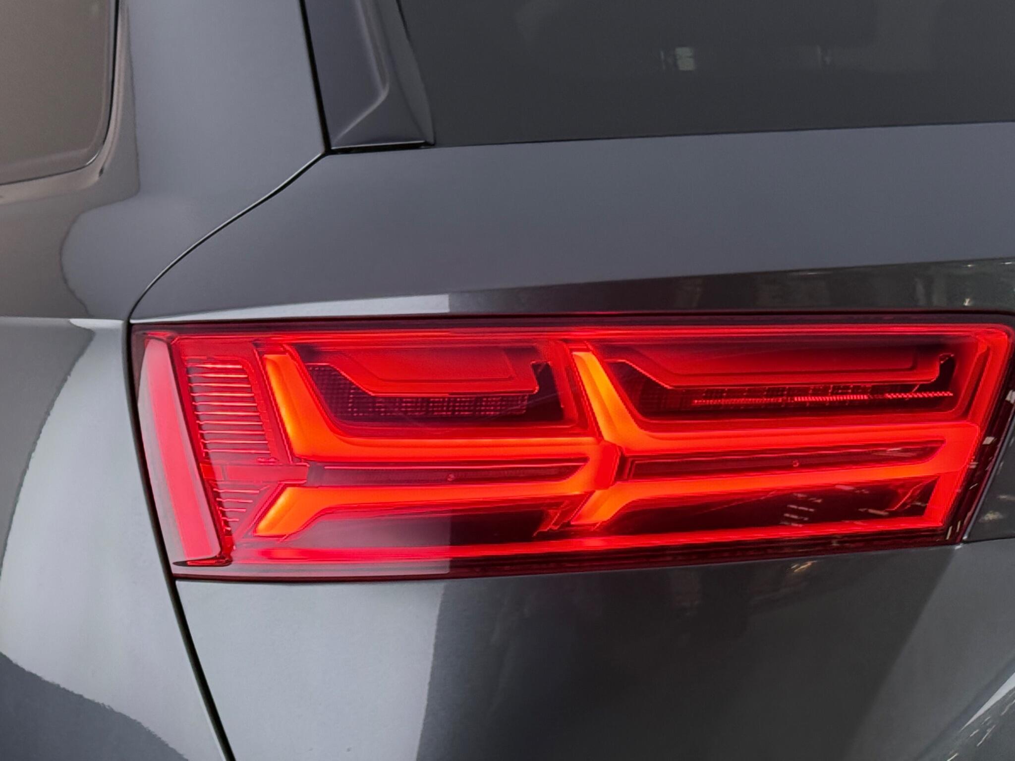 Audi Q7 view 10