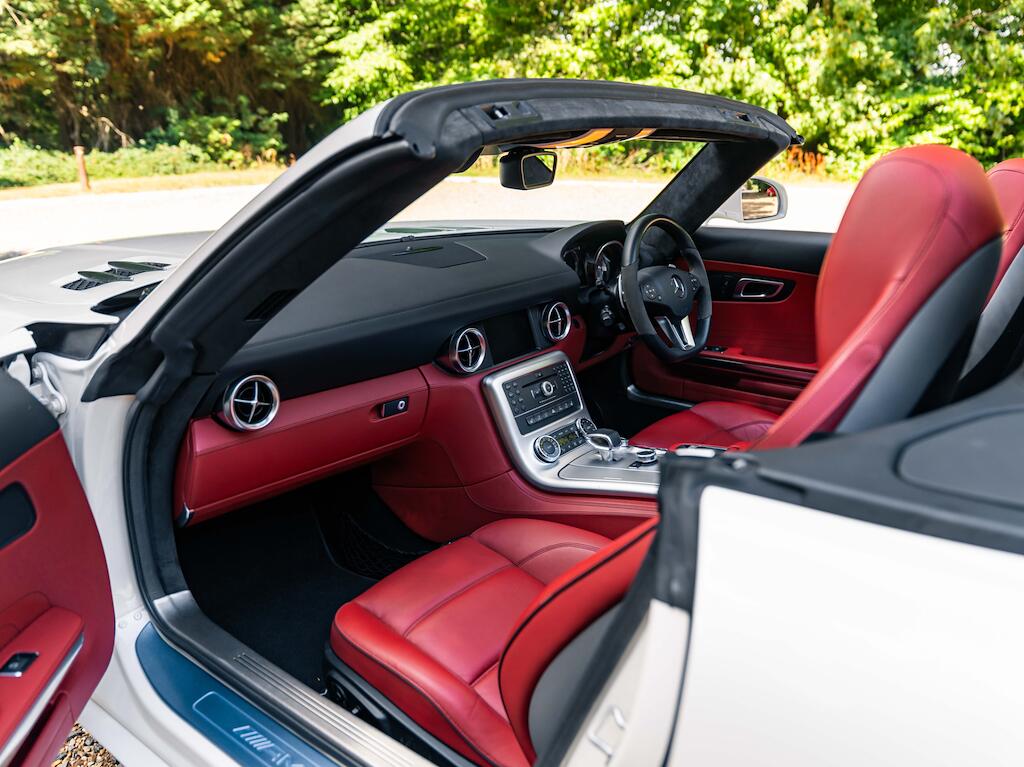 Mercedes-Benz SLS view 4