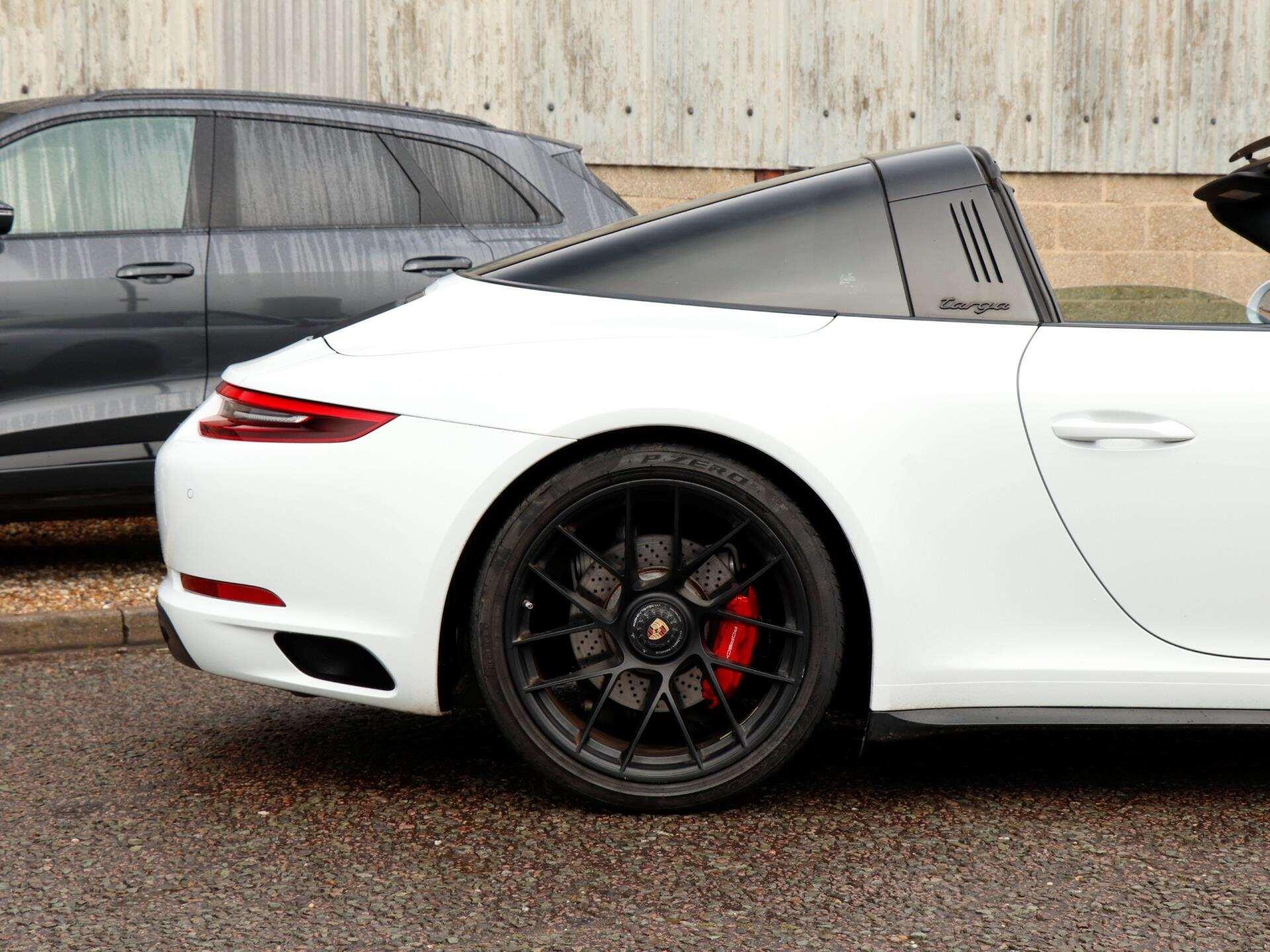 Porsche 911 view 29