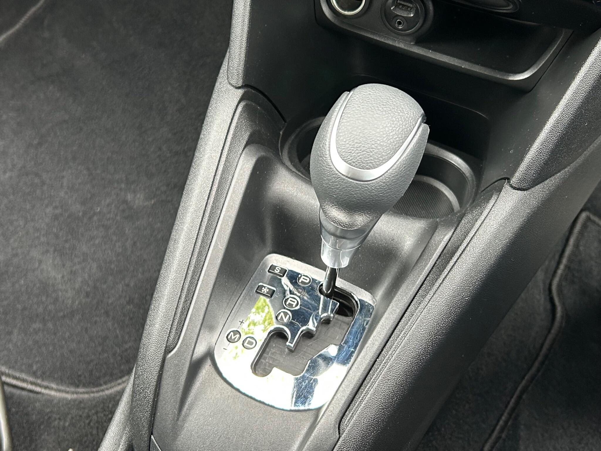 Peugeot 208 view 13