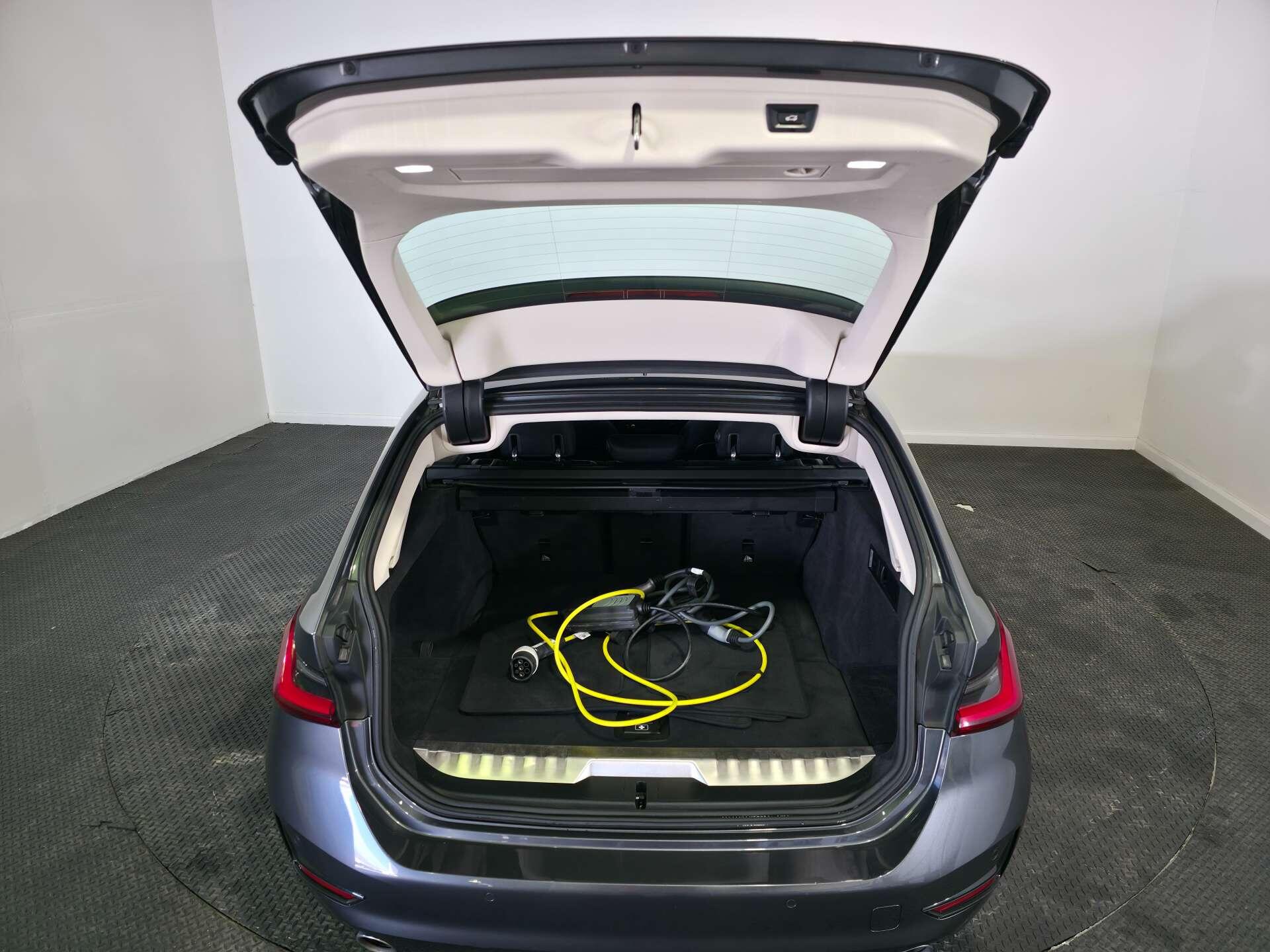 BMW 3 Series view 17