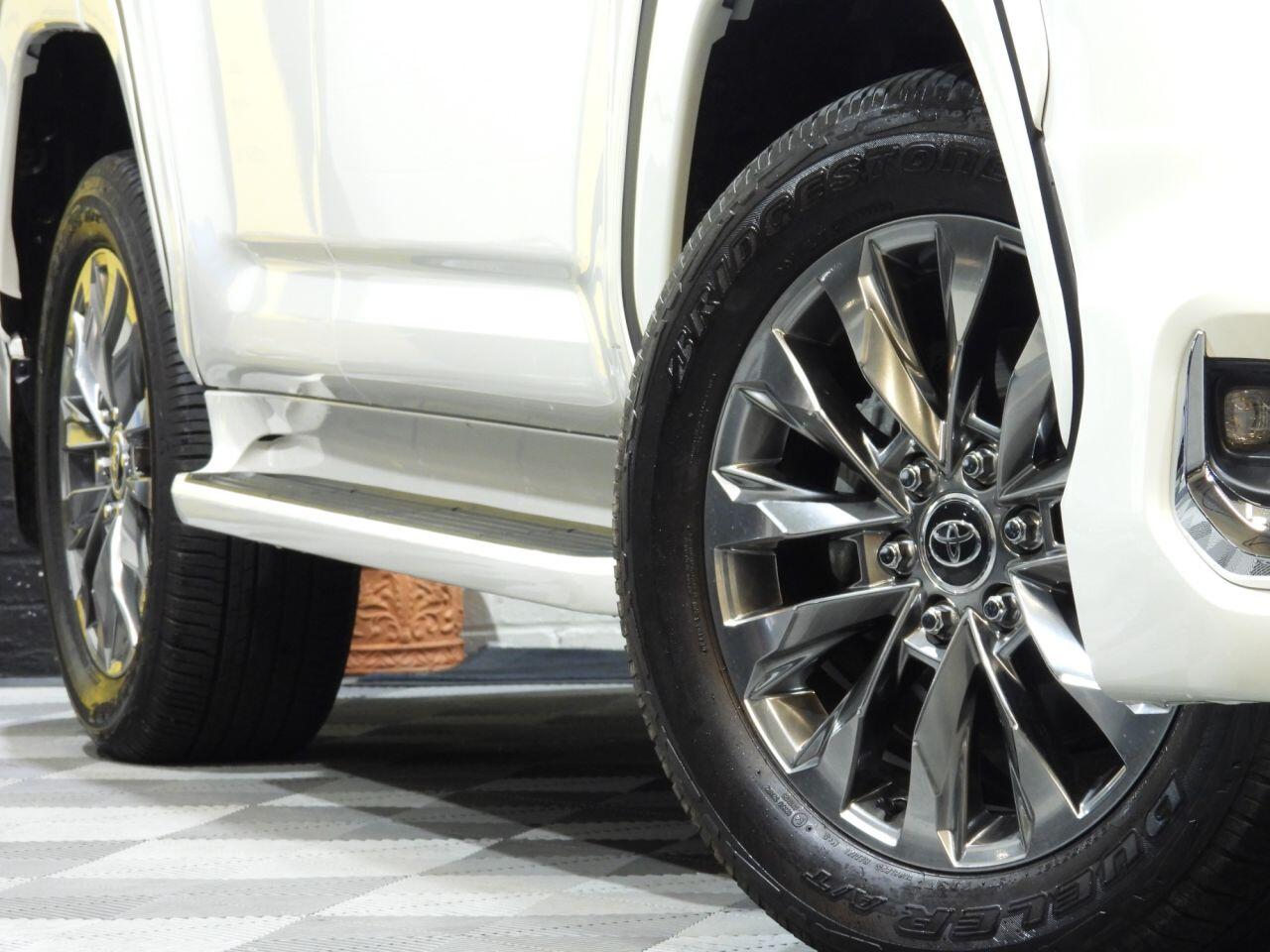 Toyota Land Cruiser view 8