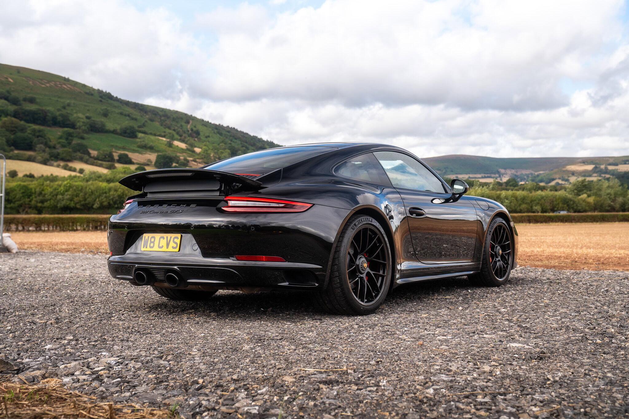 Porsche 911 view 7