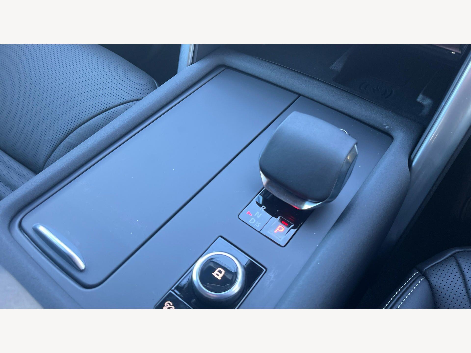 Land Rover Discovery view 16