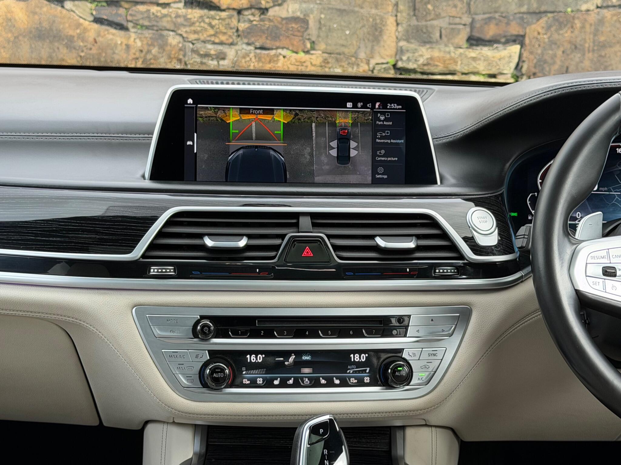 BMW 7 Series view 27