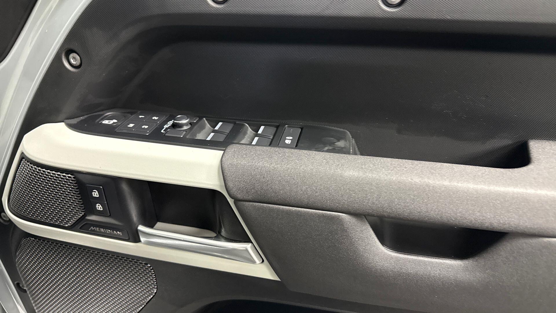 Land Rover Defender view 22