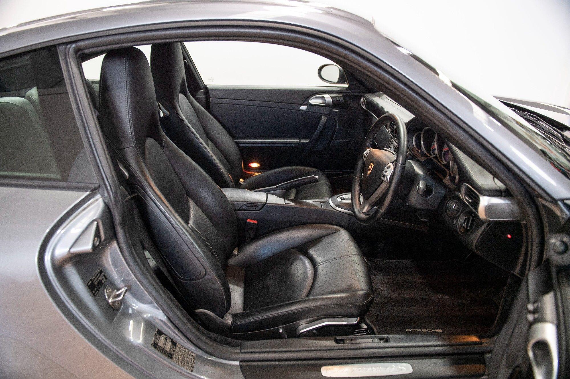 Porsche 911 view 7