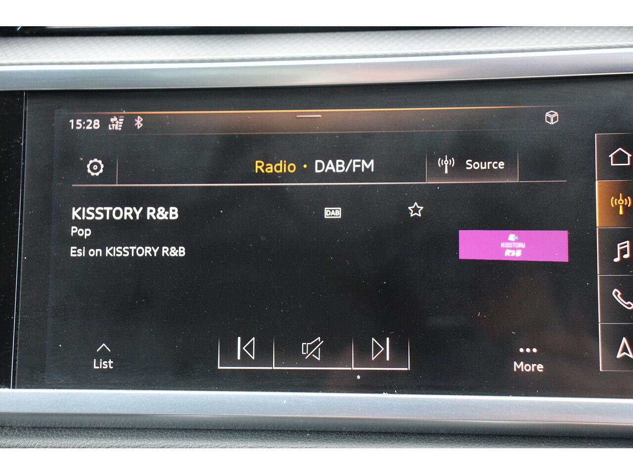 Audi Q3 view 20