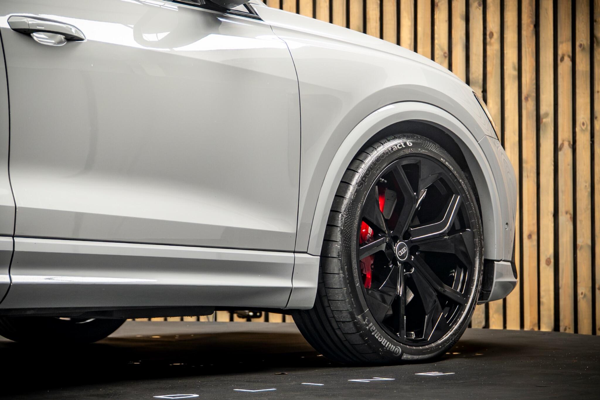 Audi RS Q8 view 13