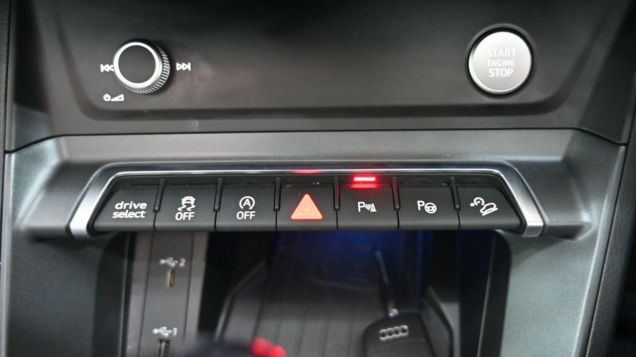 Audi Q3 view 40